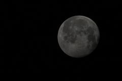 this is a better photo of the moon through a skywatcher 100mmed apo