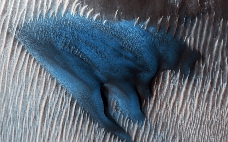 Strange sand dunes on Mars